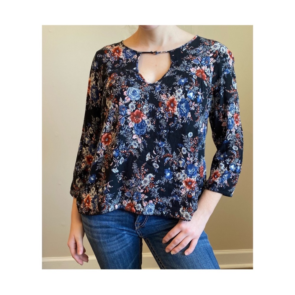 American Eagle floral top and a size small. It has been hung to dry, gently used